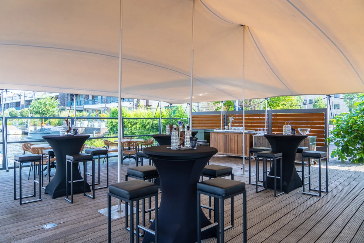 Overdekt evenemententerras van Restaurant WOODS aan de Oude Rijn in Leiden